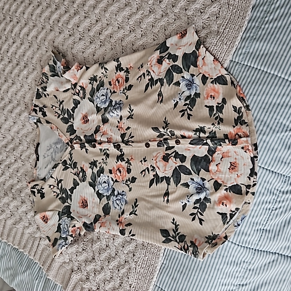Floral top by BomBom